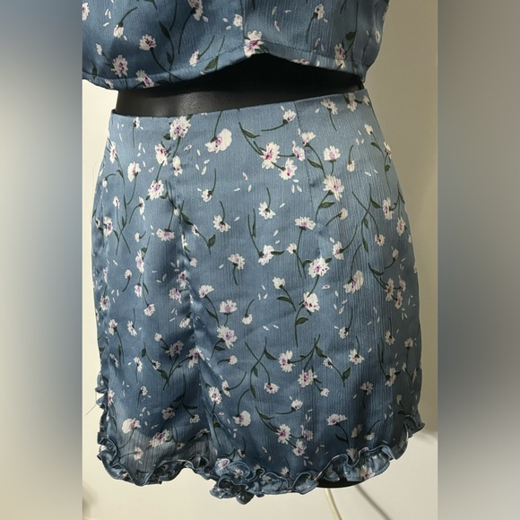 Lulu’s Crosswinds tight Blue Floral Print Ruffled Crop Top & shorts set. Size S - Picture 9 of 10